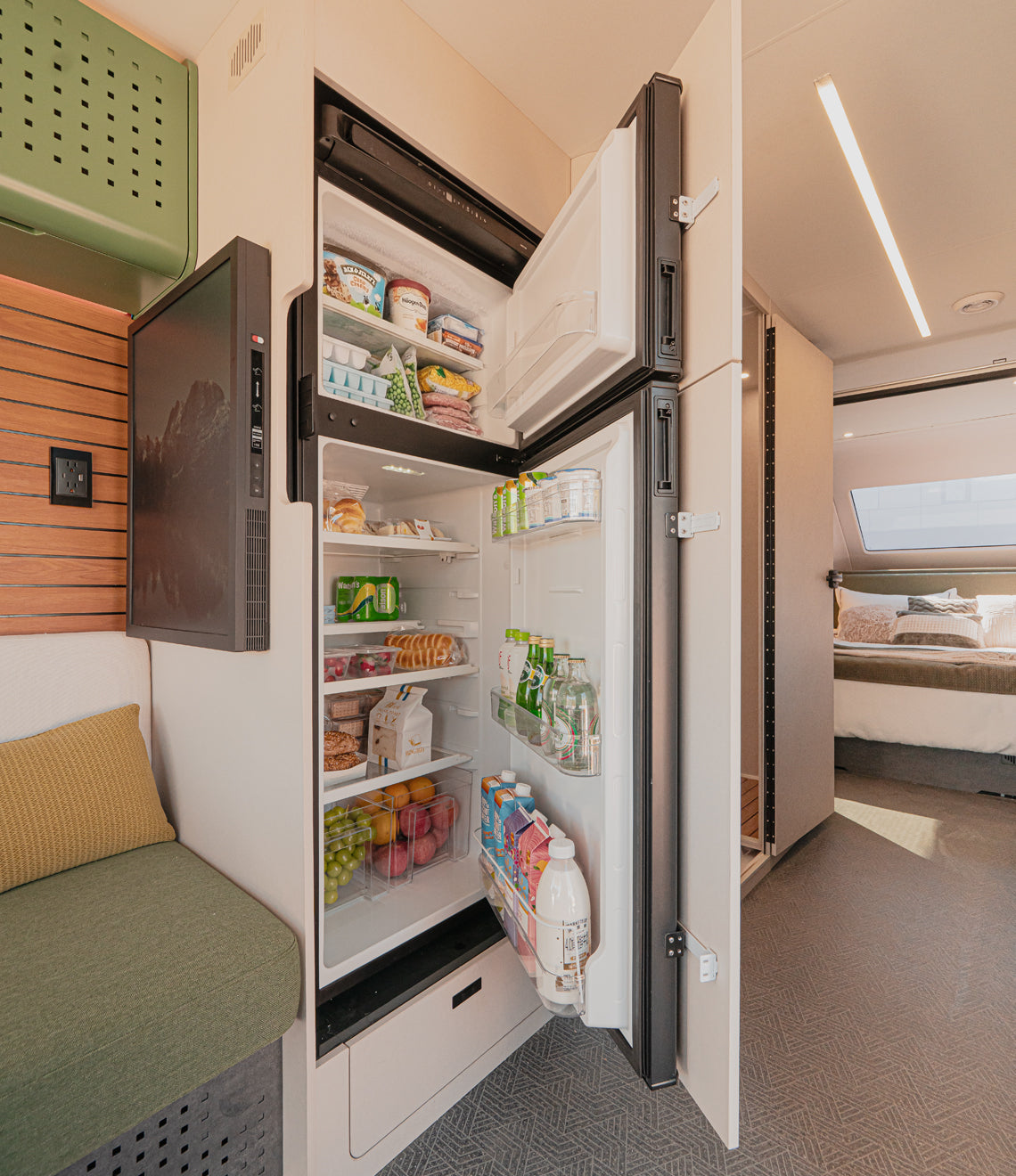Colorblock Fridge Rv Evotrex-PG5 Digital Showroom: Power-Generating RV Trailer